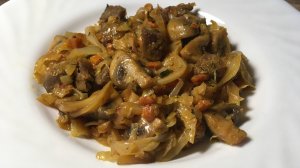 Тушеная капуста с грибами и мясом