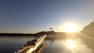 Вертолет Ми 8 набирает воду для тушения пожара
