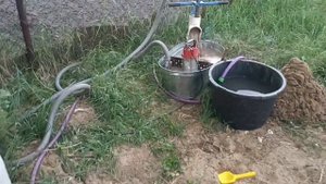 Абиссинская скважина на не большой глубине с чистой питьевой водичкой