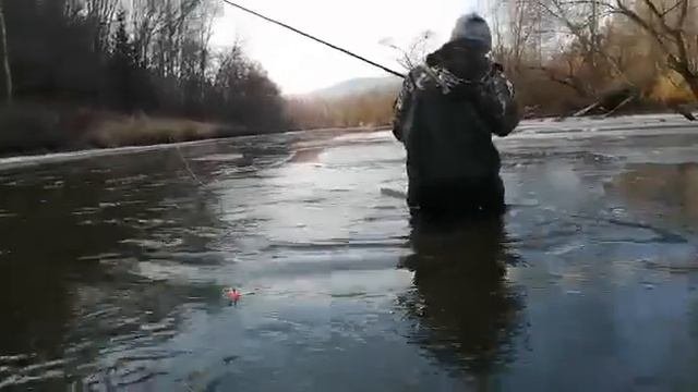 ломая лёд..