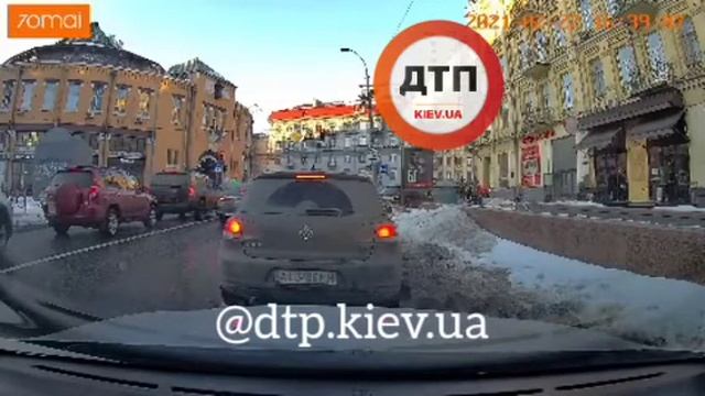 Видео момента падения ледовой глыбы с крыши здания смотреть онлайн