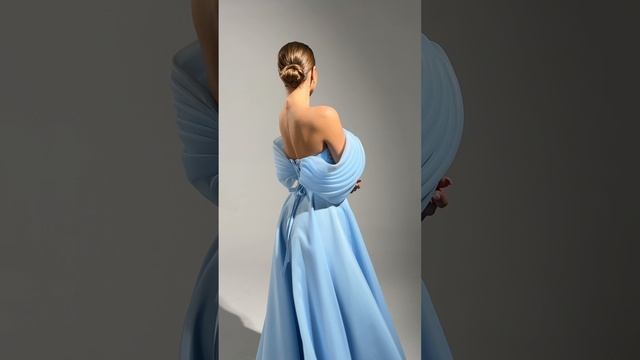 Вечернее платье с открытыми плечами Эмбер в голубом цвете