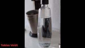 SodaStream Duo Sparkling Water Maker with CO2 Cylinder, 2x 1 Litre Class Bottles