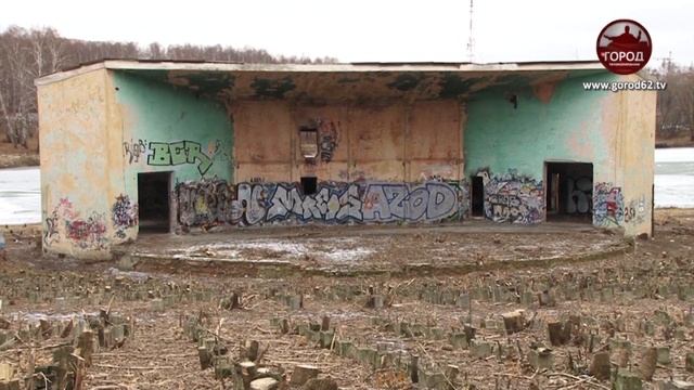 На декорации для фильма ужаса похож зелёный театр в центральном парке культуры и отдыха
