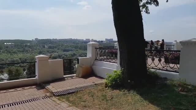 Великолепный вид на Оку со смотровой площадки в Калужском парке. Сказочные фонтаны и космонавтики.