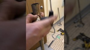 Замена стояков в сантехническом люке.