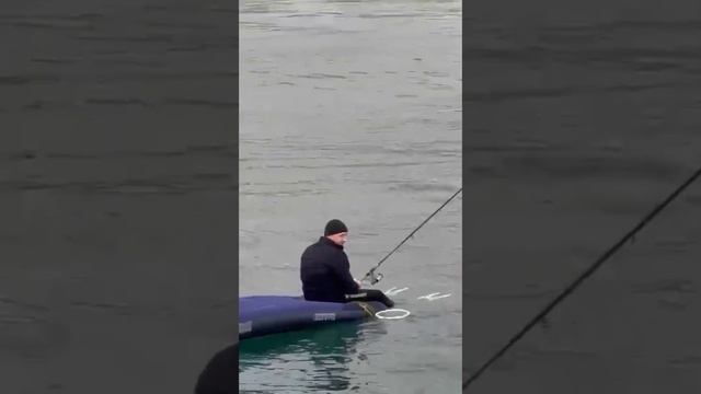 Вот так нужно любить рыбалку! В открытом море в ластах на матрасе!