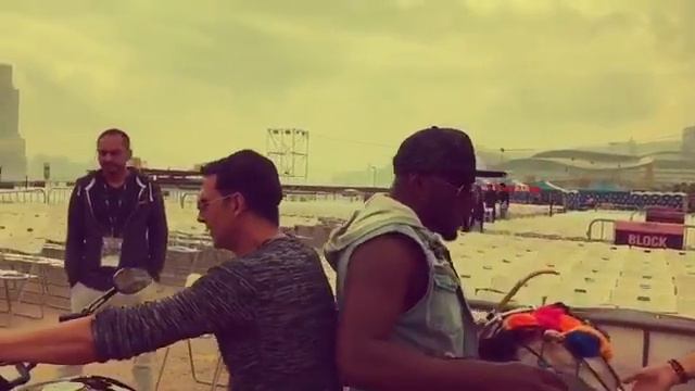 Jomy george with akshay kumarin hong kong dabang tour смотреть онлайн