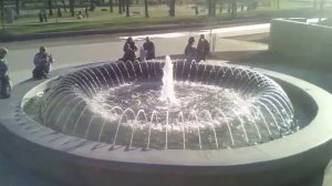 Круглый фонтан с изменяемой геометрией воды