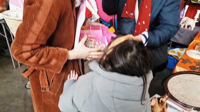 【フリーマーケット】見てるだけで楽しいアンティークマーケット / ヨーロッパ雑貨 / 大好きな画家の画集を発見！ смотреть онлайн