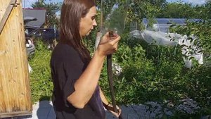 Лейки больше не таскаю. Насос из бутылки. Вода из бочки сама бежит в грядку