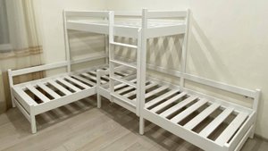 Двухъярусная угловая кровать для троих детей