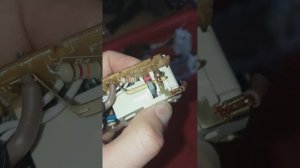 зто находится внутри УЗО? и как оно устроено?