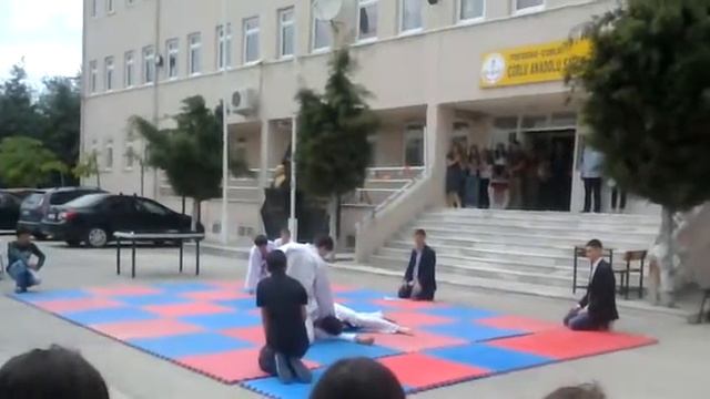 CORLU ANADOLU SAGLIK MESLEK LISESI KARATE GÖSTERİSİ Yusuf ATASOY-Sefa SORBIL-Serhat KARATAS смотреть онлайн