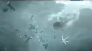 Женщина купается под разноцветной водой