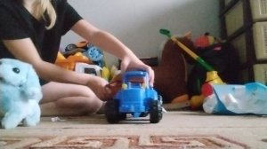 синий трактор по полям 🚜