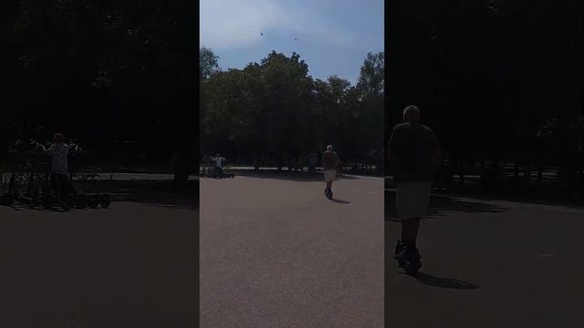 Отец на электросамокате