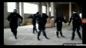 школа горит в то время школьники танцуют