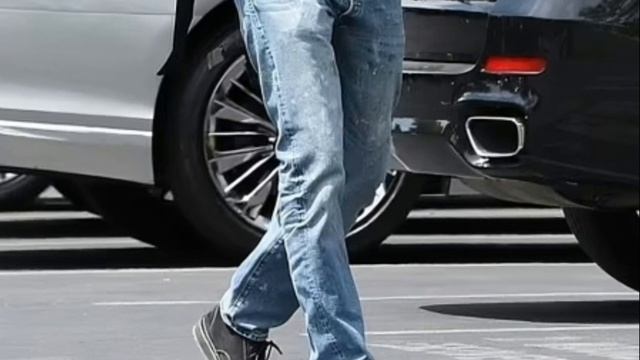 Ben Affleck J.Lo Effect While Puffing a Marlboro Menthol Cigarette Grey T-Shirt Emblazoned Hometown смотреть онлайн