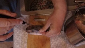 Как почистить БЕРША от мелкой чешуи. Жареная рыба с хрустящей корочкой