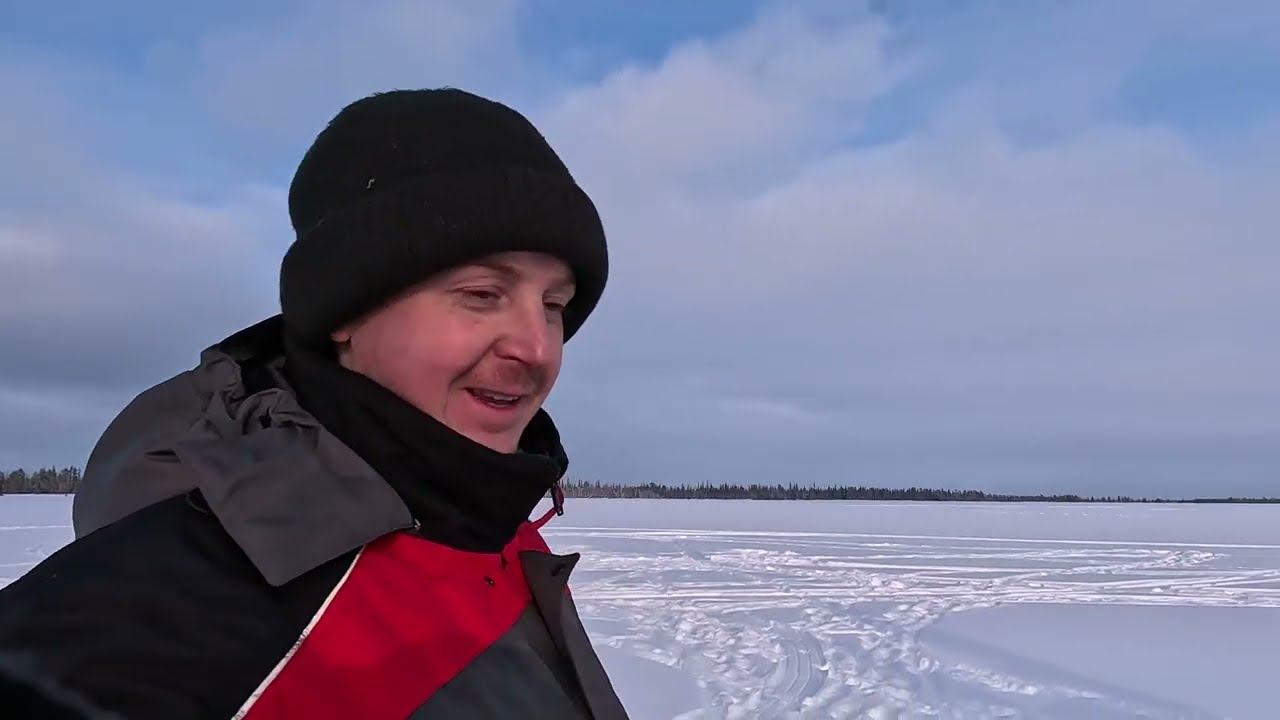 Рыбалка на окуня. Рыбалка на лесном озере. Снегоход тайга. смотреть онлайн