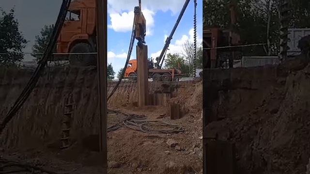 Погружение шпунта Ларсена. Заказать услуги бурения по тел. +7 (985) 185-77-77