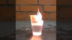 Что будет, если поджечь пластиковый стакан с водой внутри.