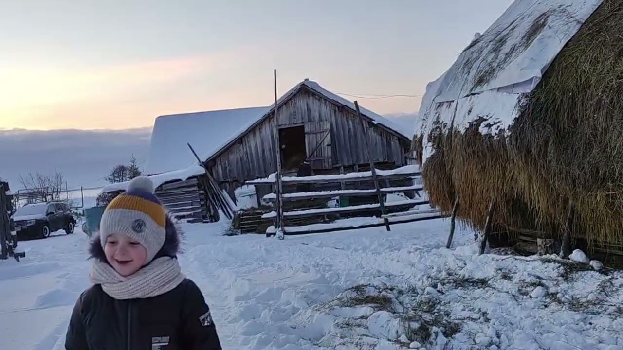 Деревенские будни. Убираем сено в сарай со стога. Деревенская жизнь смотреть онлайн