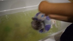 Басики купаются с бомбачками или игры в воде)