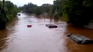 Грузовики едут под водой 03 15