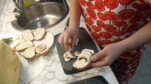 С сырыми шампиньонами (бутерброды). Марафон новогодних закусок 2025.