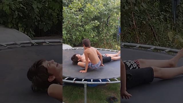 На батуте. Колбасит не по детски