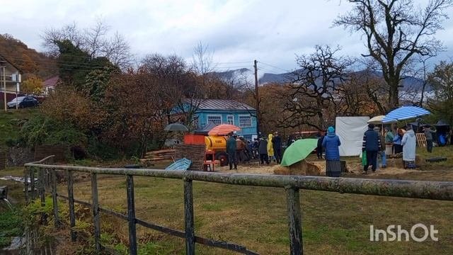 ПЕРВАЯ СЕРИЯ ПЕНСИОНЕРЫ НАШЛИ НОВОЕ УВЛЕЧЕНИЕ-СЪЕМКИ В МАССОВКЕ