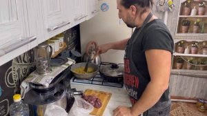 Весь день на кухне готовлю и болтаю,  и как дела у нас с Шуней