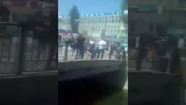 Река в Керчь ,в центре у Автовокзала и рынка. Шарий(3) смотреть онлайн