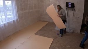 Монтаж практичного и красивого ламинированного напольного покрытия.