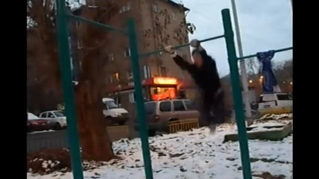 "Замок" (подъём махом назад) на турнике смотреть онлайн