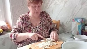 Готовлю салат из Кальмаров. Как правильно почистить и правильно сварить.