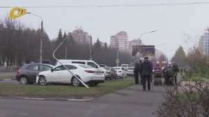 ЖЕНЩИНА-ВОДИТЕЛЬ СБИЛА ФОНАРНЫЙ СТОЛБ И ПОВРЕДИЛА ПРИПАРКОВАННЫЙ АВТОМОБИЛЬ