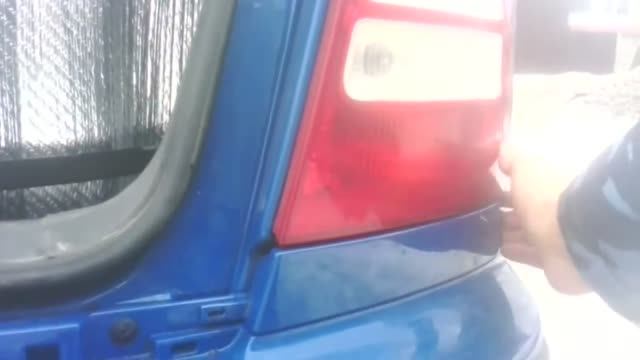 Skoda Octavia Tour. Снятие пластиковой накладки под задним фонарём.
