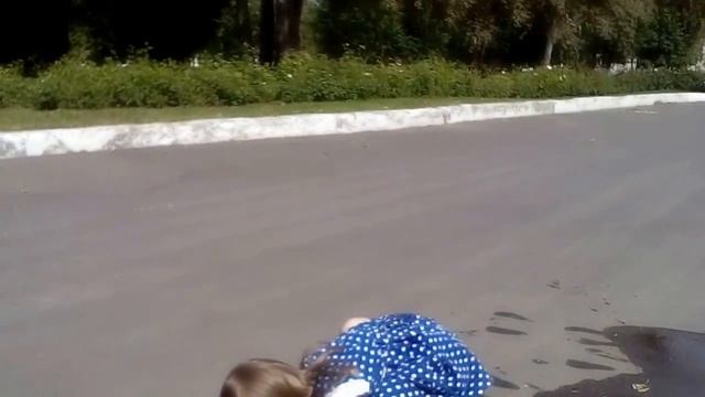 Детское видео 10. Вика и лужа, оставляем отпечатки)) смотреть онлайн