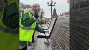 Сотрудники МКУ «Зелёный город» следят за чистотой лавочек на площадях и скверах Владимира