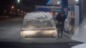 Подсветила зажигалкой на заправке Сургут