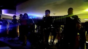 Grupo versátil Luna Azul con metales y dinámica Limbo luminoso