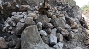 Строительство, очень твёрдый участок, экскаватор с трудом копает