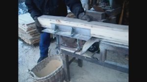 Своими руками пилит доску деревообрабатывающий станок