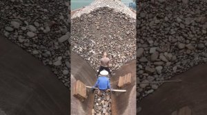 Строительство, разгрузка баржи