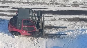 Погрузчик буксует