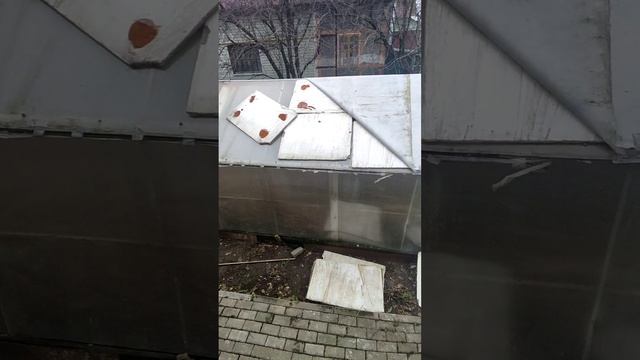 ветер снёс укрытие с теплицы