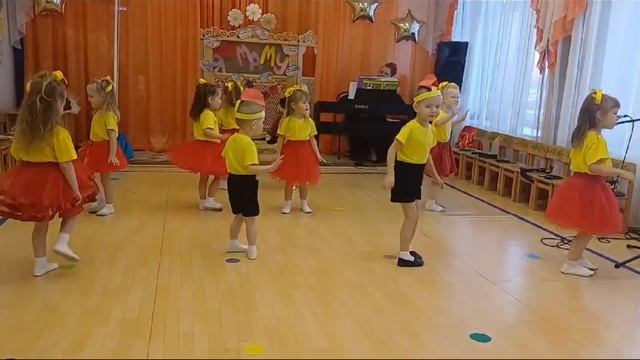 Елена Фищукова. Танец цыплят. Дети 3 лет.mp4 смотреть онлайн